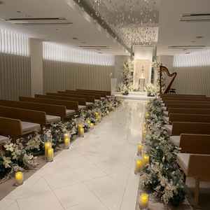 挙式会場です。光の演出がとても素敵で感動的な演出ができそうです。