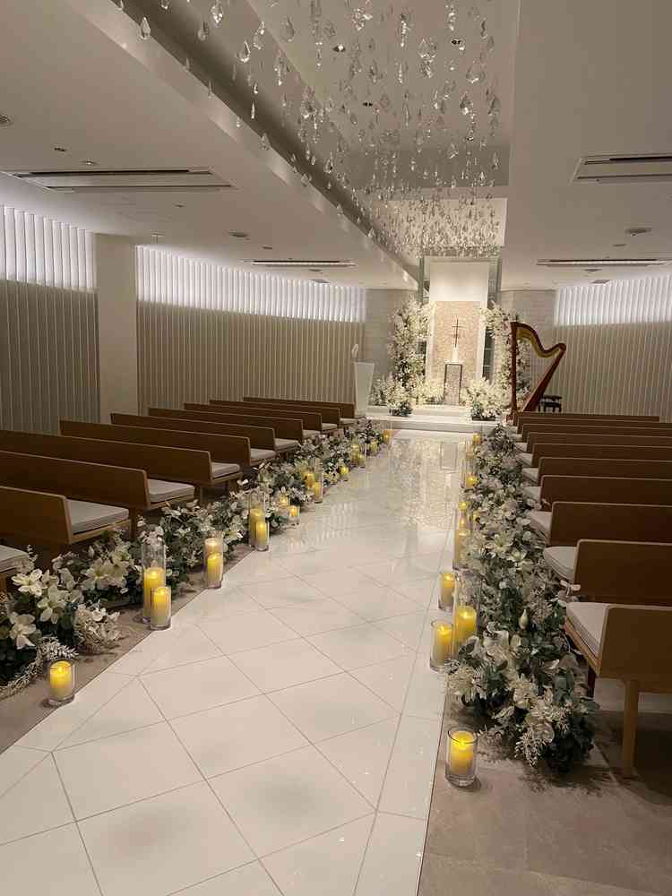 挙式会場です。光の演出がとても素敵で感動的な演出ができそうです。