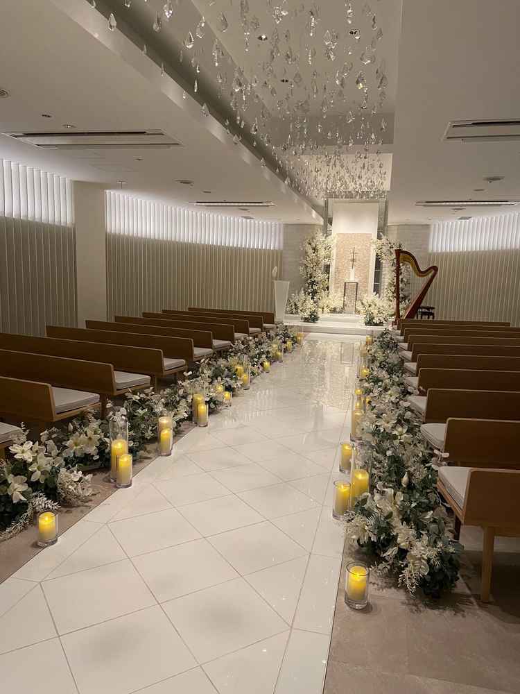 挙式会場です。光の演出がとても素敵で感動的な演出ができそうです。