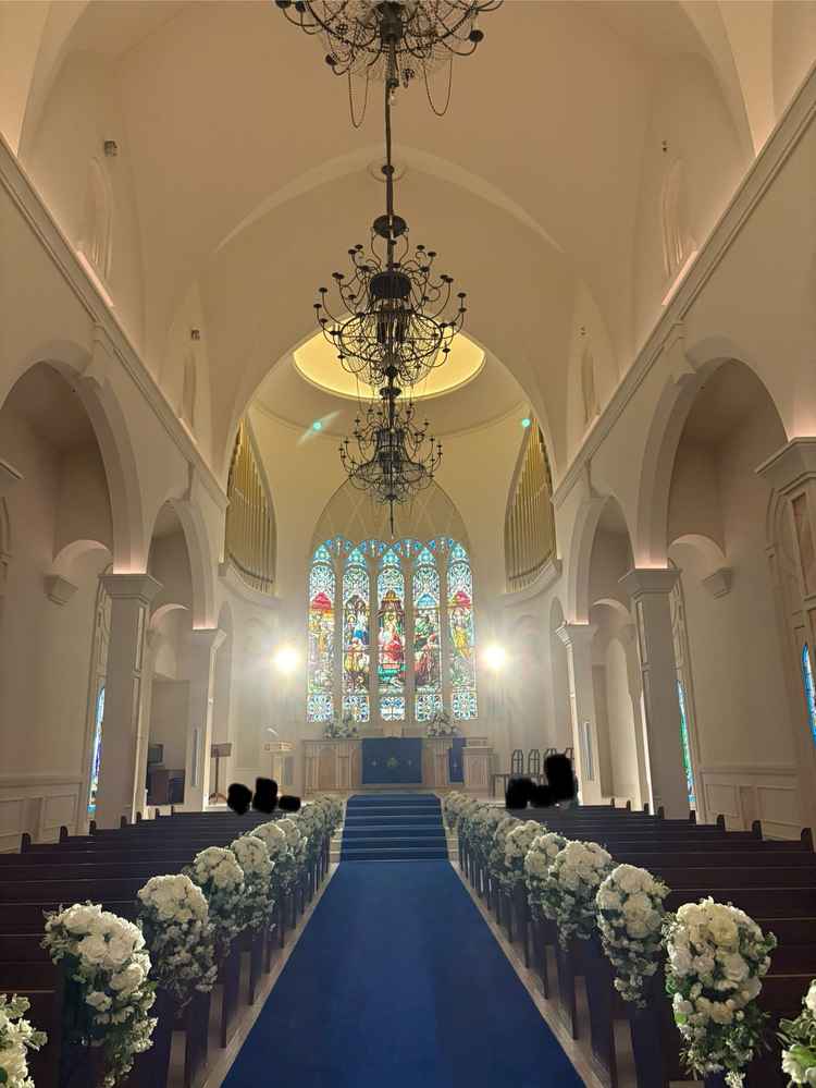 ステンドグラスが映えており、青のバージンロードが永遠に続くとの意味が込められているのが素敵。