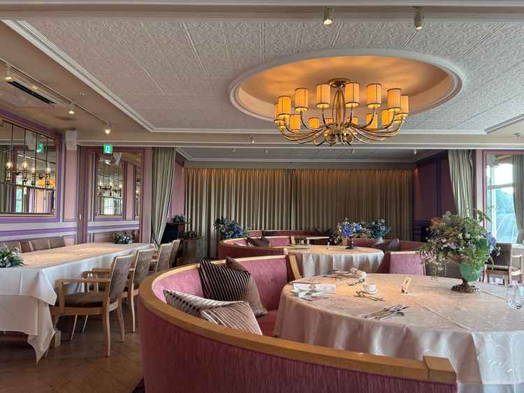 披露宴が行われる会場の雰囲気。