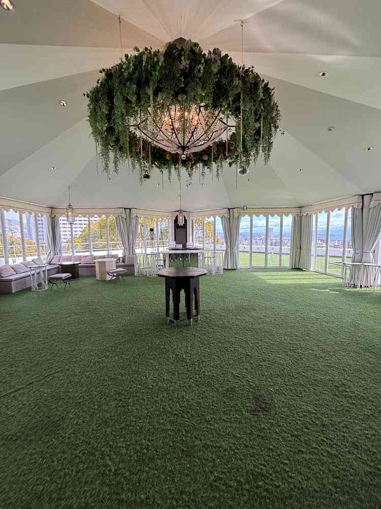 貸切ヴィラの２階にある披露宴会場。テラスにも出ることができ景色も良かったです。