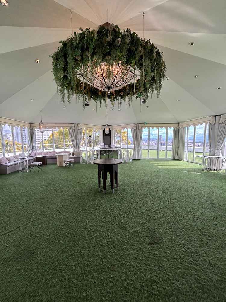 貸切ヴィラの２階にある披露宴会場。テラスにも出ることができ景色も良かったです。