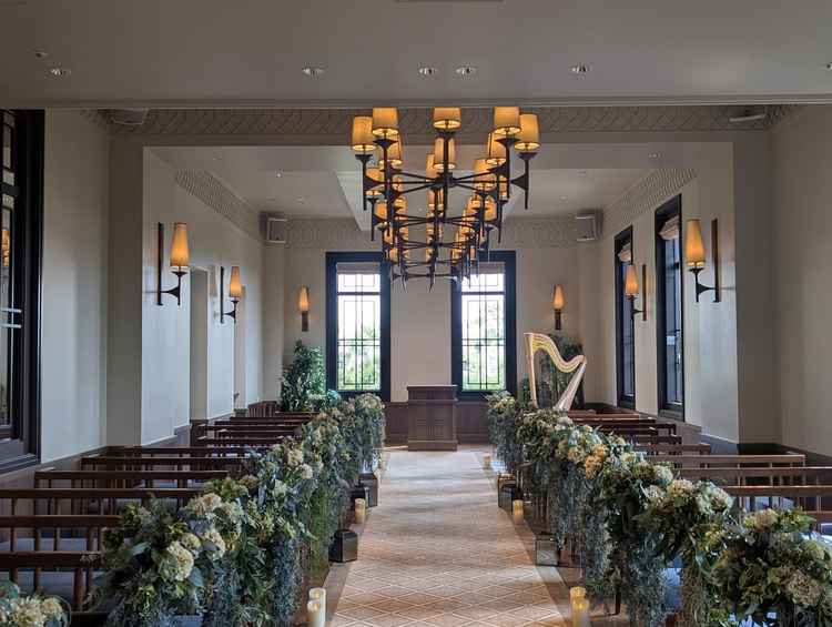 挙式会場。緑の多い落ち着いた素敵なチャペルでした。