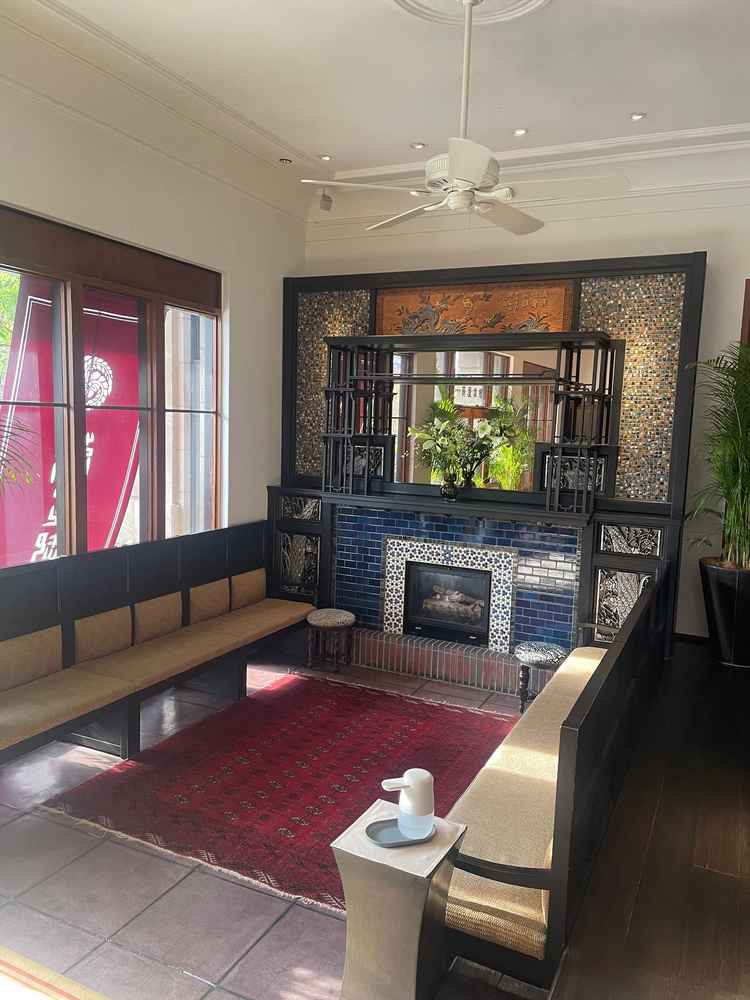 前撮り用のフォトスポットです。和装も洋装も映える配色の暖炉でした。