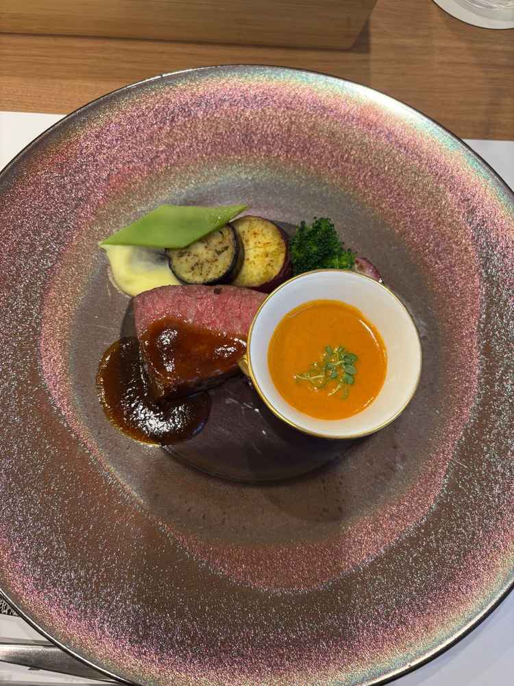 料理の質が高い。メインの肉料理がとにかくおいしく、味変の抹茶塩もよかったです。