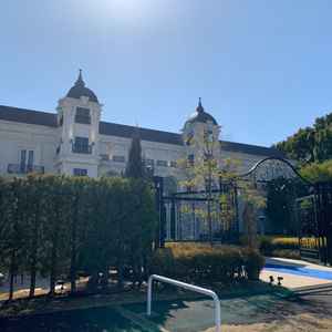 結婚式場外観の写真。天気が良いこともあり、綺麗で、緑も映えていて綺麗でした。