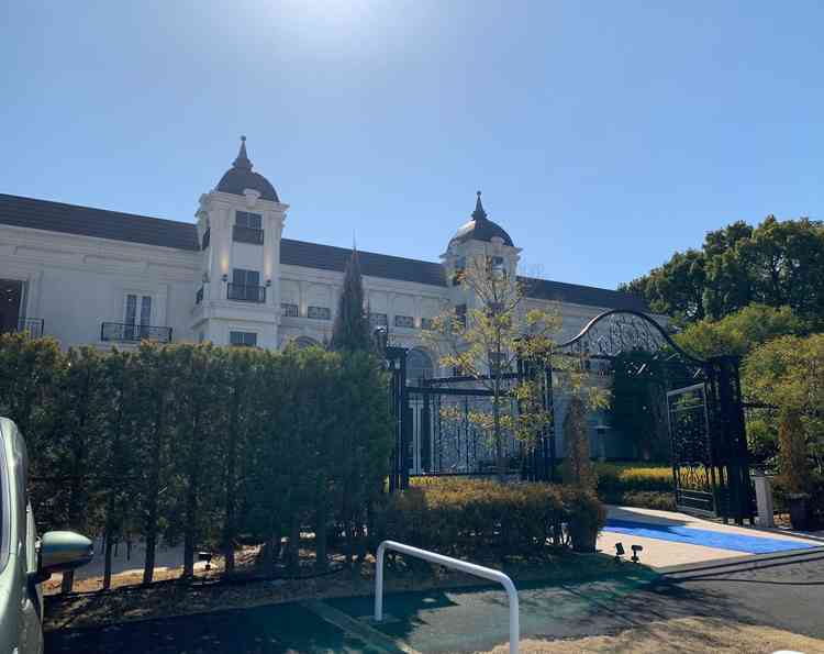 結婚式場外観の写真。天気が良いこともあり、綺麗で、緑も映えていて綺麗でした。