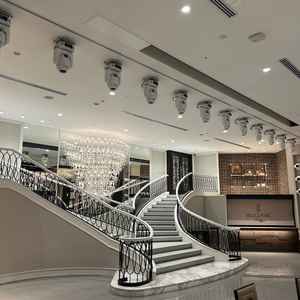 披露宴会場のコンコードは階段が非常に魅力的で隣にオープンキッチンもあり、豪華な披露宴ができそうです。