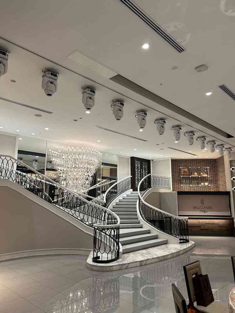 披露宴会場のコンコードは階段が非常に魅力的で隣にオープンキッチンもあり、豪華な披露宴ができそうです。