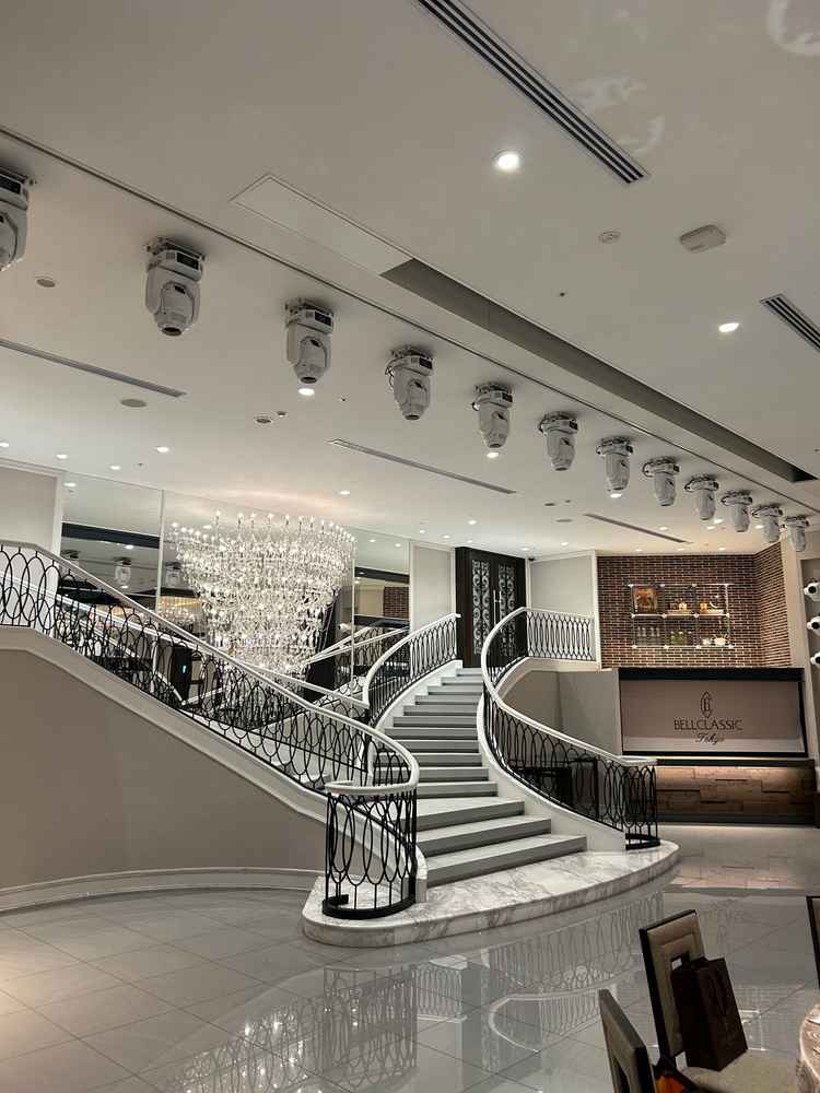 披露宴会場のコンコードは階段が非常に魅力的で隣にオープンキッチンもあり、豪華な披露宴ができそうです。