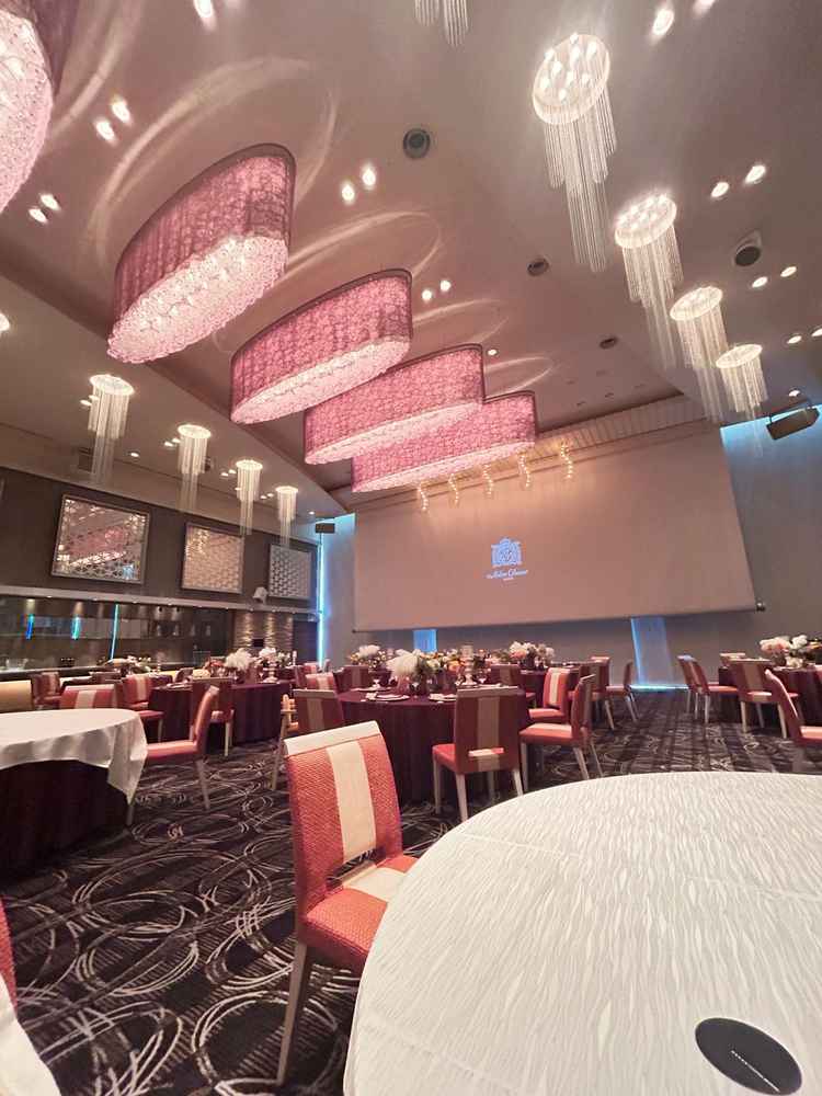 ３つの披露宴会場を見せていただきましたが、床がカーペットになっているのはこの会場だけでした。