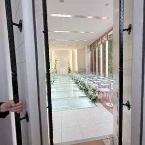 県内唯一のバージンロードの下にひかれた石が綺麗でした。