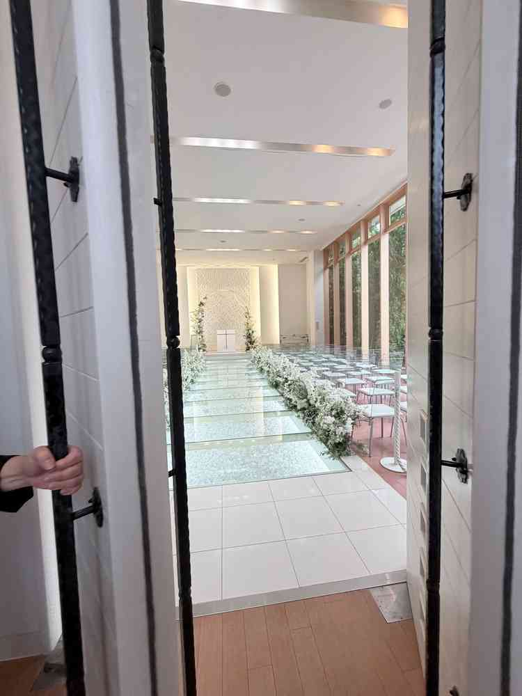 県内唯一のバージンロードの下にひかれた石が綺麗でした。