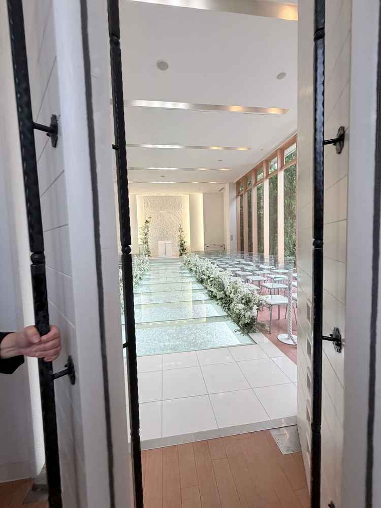 県内唯一のバージンロードの下にひかれた石が綺麗でした。