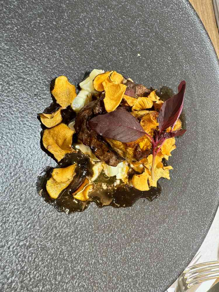 お肉料理をいただきました。味付けは濃いめでした。