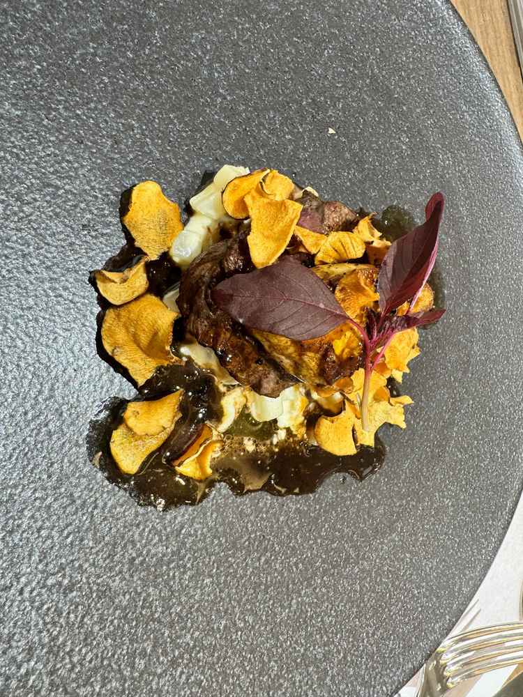 お肉料理をいただきました。味付けは濃いめでした。