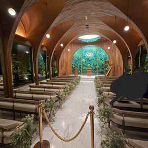 木の香りがしたのが驚きました。照明が大理石で作られていたり、椅子が座りやすいようなデザインだった。