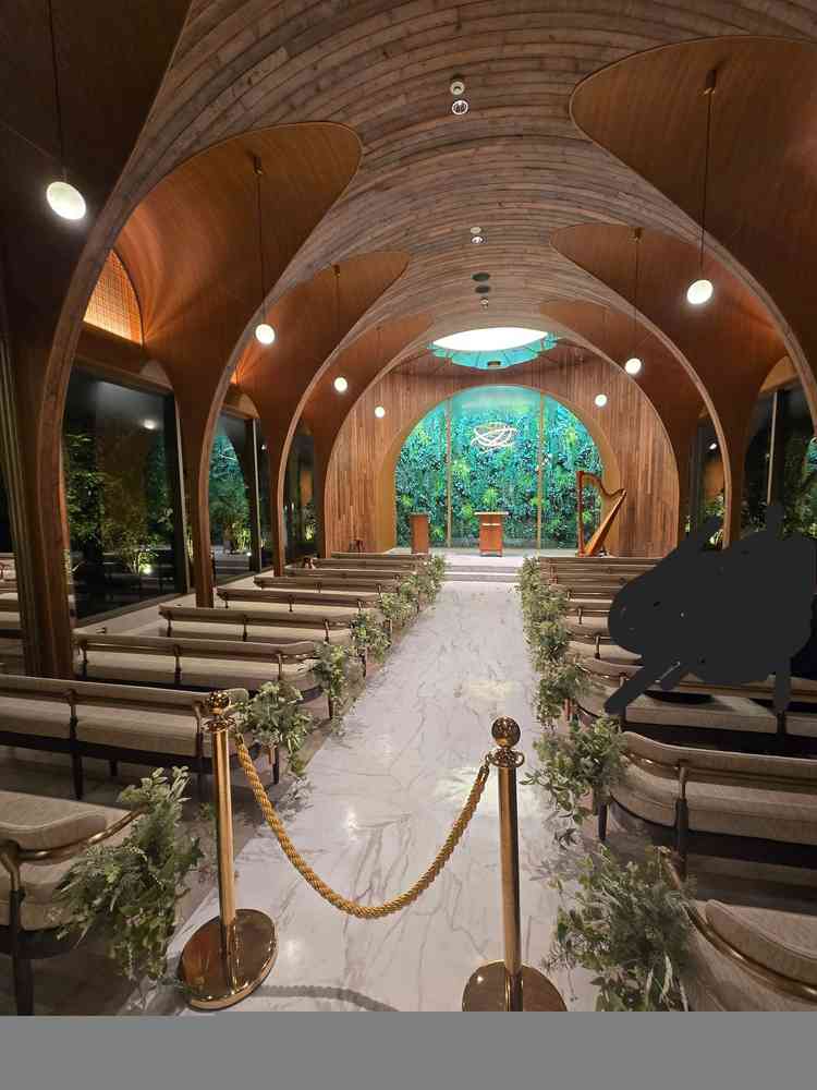 木の香りがしたのが驚きました。照明が大理石で作られていたり、椅子が座りやすいようなデザインだった。