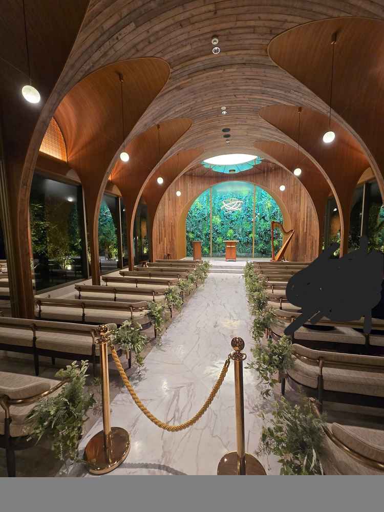 木の香りがしたのが驚きました。照明が大理石で作られていたり、椅子が座りやすいようなデザインだった。