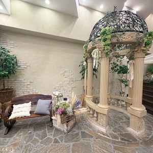 大階段横のフォトスペース。屋外にいるような写真を撮ることが出来る。