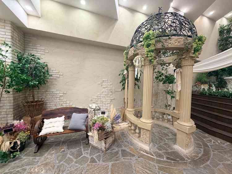 大階段横のフォトスペース。屋外にいるような写真を撮ることが出来る。