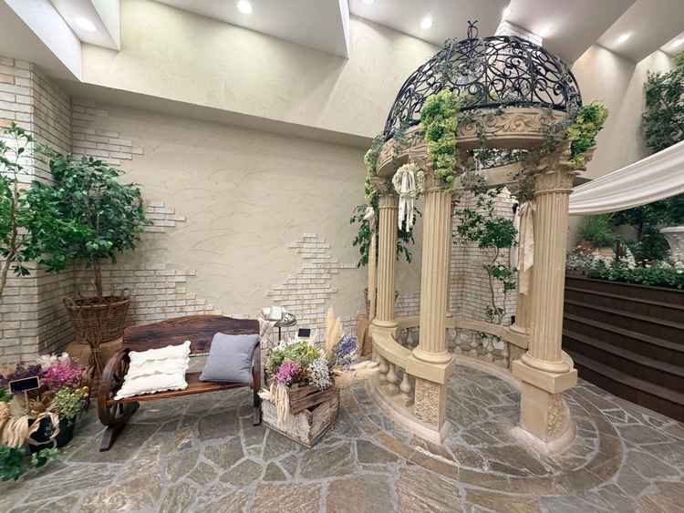 大階段横のフォトスペース。屋外にいるような写真を撮ることが出来る。