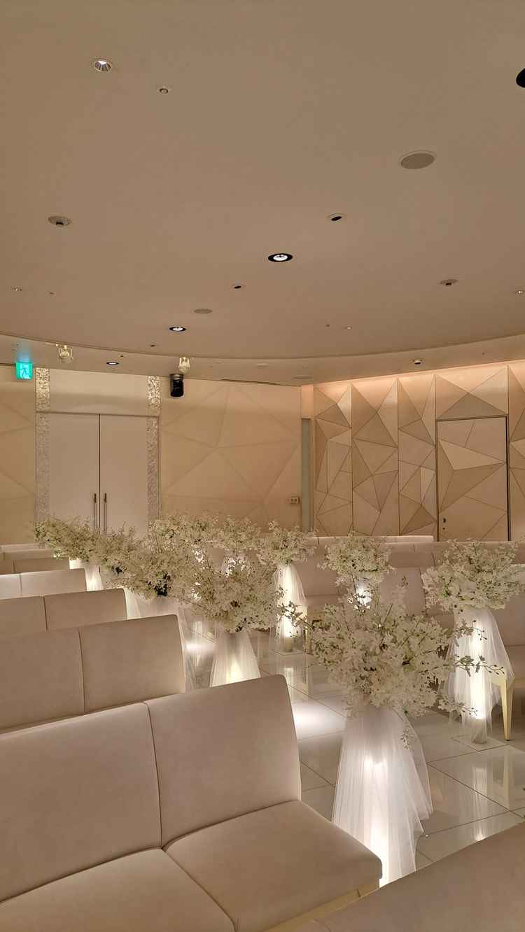 白基調の明るいチャペル。壁はクリーム色なので白基調でも暖かみのある雰囲気でとても素敵でした。