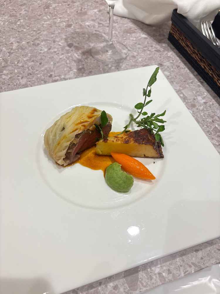 工夫が凝らされたお料理で、新郎新婦が選ぶことができるのが魅力的です。