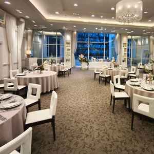 白を基調とした披露宴会場。天井が高く開放感がある。定禅寺通りが見える。