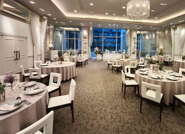 白を基調とした披露宴会場。天井が高く開放感がある。定禅寺通りが見える。