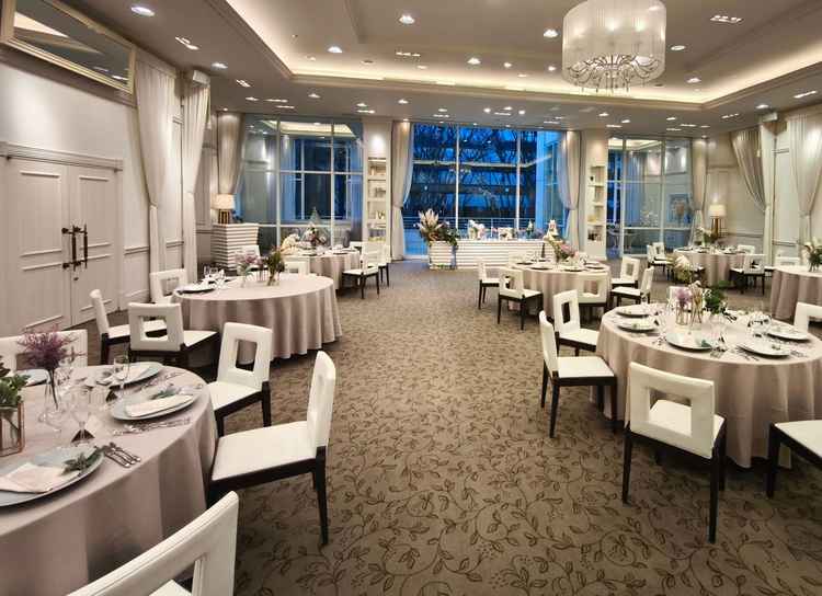 白を基調とした披露宴会場。天井が高く開放感がある。定禅寺通りが見える。