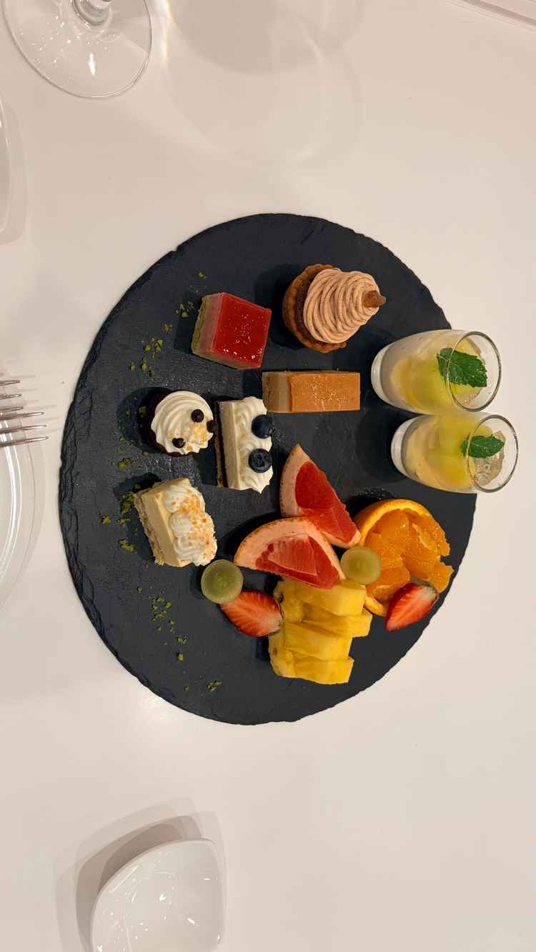 試食の最後のデザート。フルーツは甘くて美味しかったです。スイーツも色んな味があり良かったです。