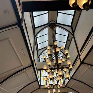 チャペルの天井。高さはないが雰囲気は良い。