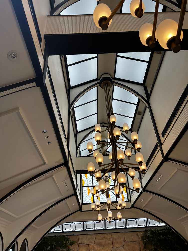 チャペルの天井。高さはないが雰囲気は良い。