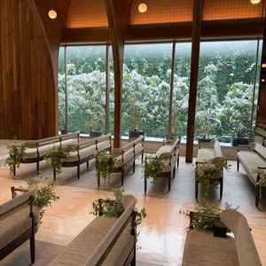 チャペルのゲスト席。広々としていて、自然光が入るチャペルはとても素敵だった。