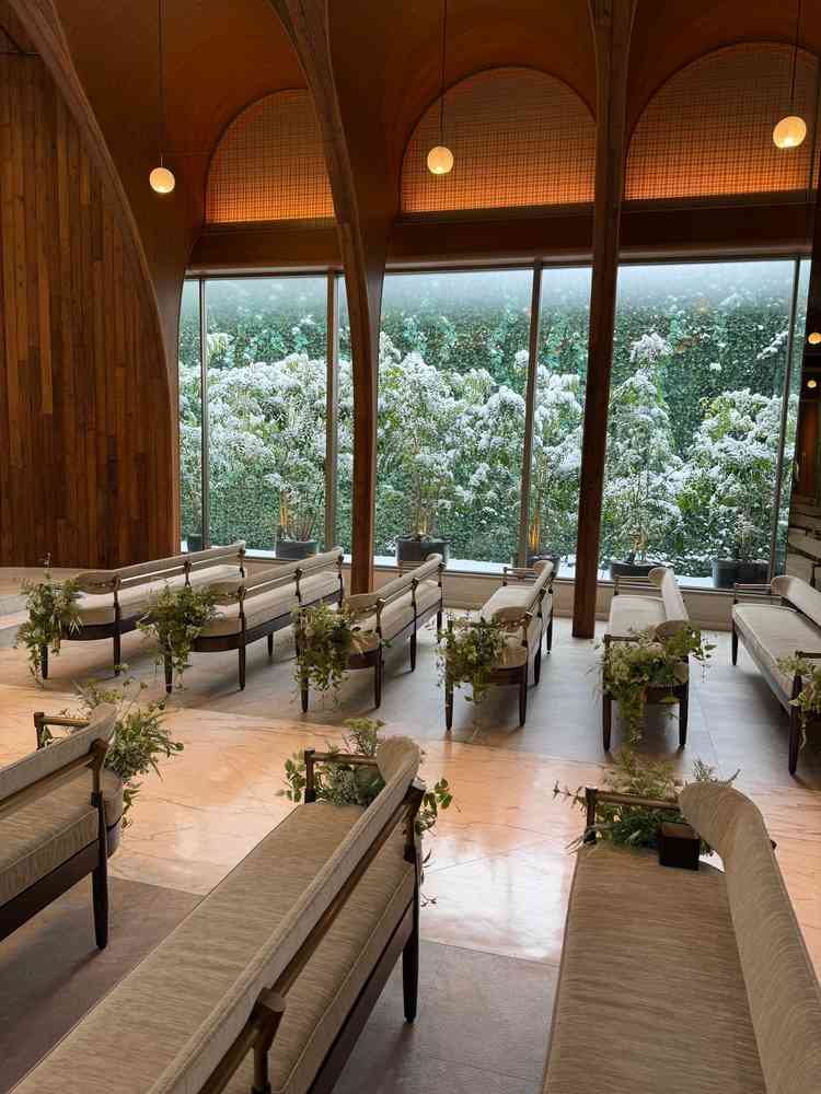 チャペルのゲスト席。広々としていて、自然光が入るチャペルはとても素敵だった。