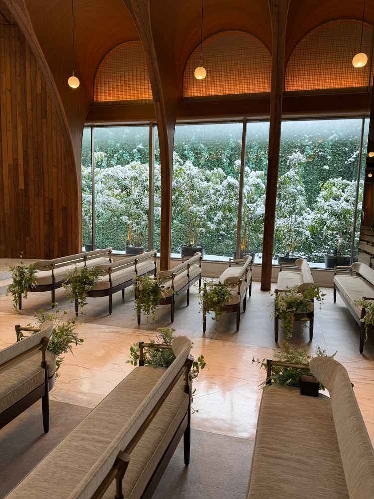 チャペルのゲスト席。広々としていて、自然光が入るチャペルはとても素敵だった。