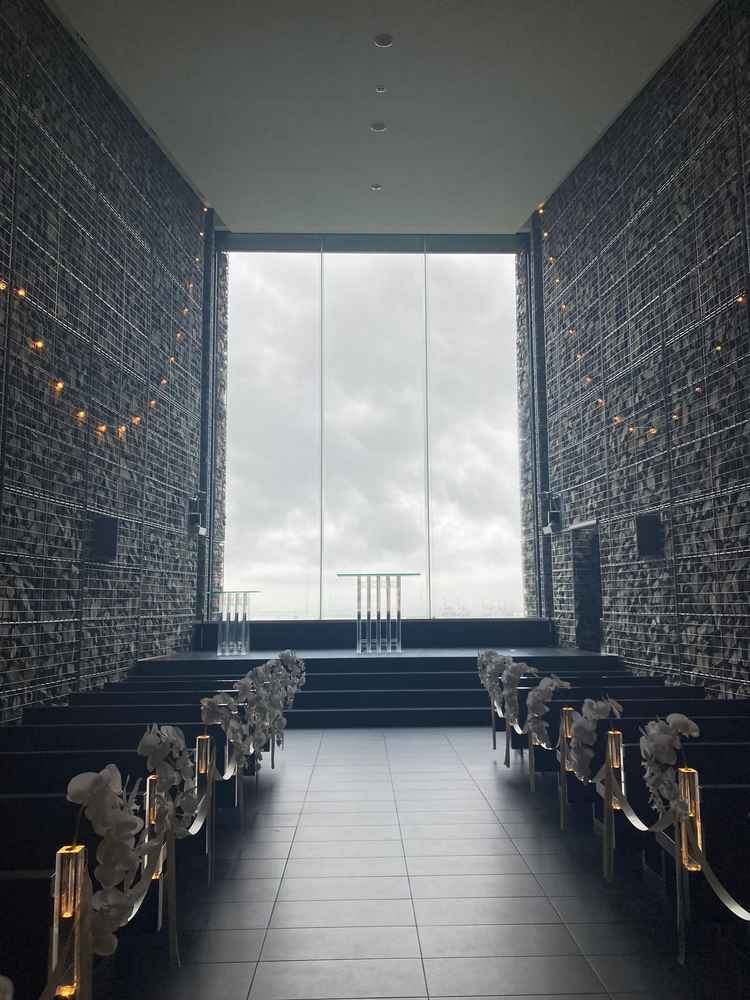 チャペル内部。空が見えてすごく独特なチャペル。小雨や曇りでも十分明るい。