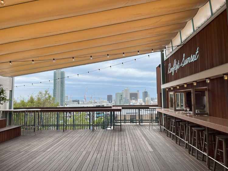 挙式会場から出てテラスがありました。ここで参加者の集合写真が撮れるそうです。