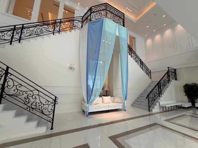 披露宴会場と行き来できるオープンスペース。前撮りなども行える。