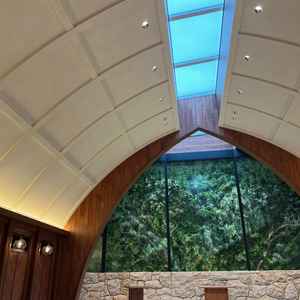 自然光が入るチャペル