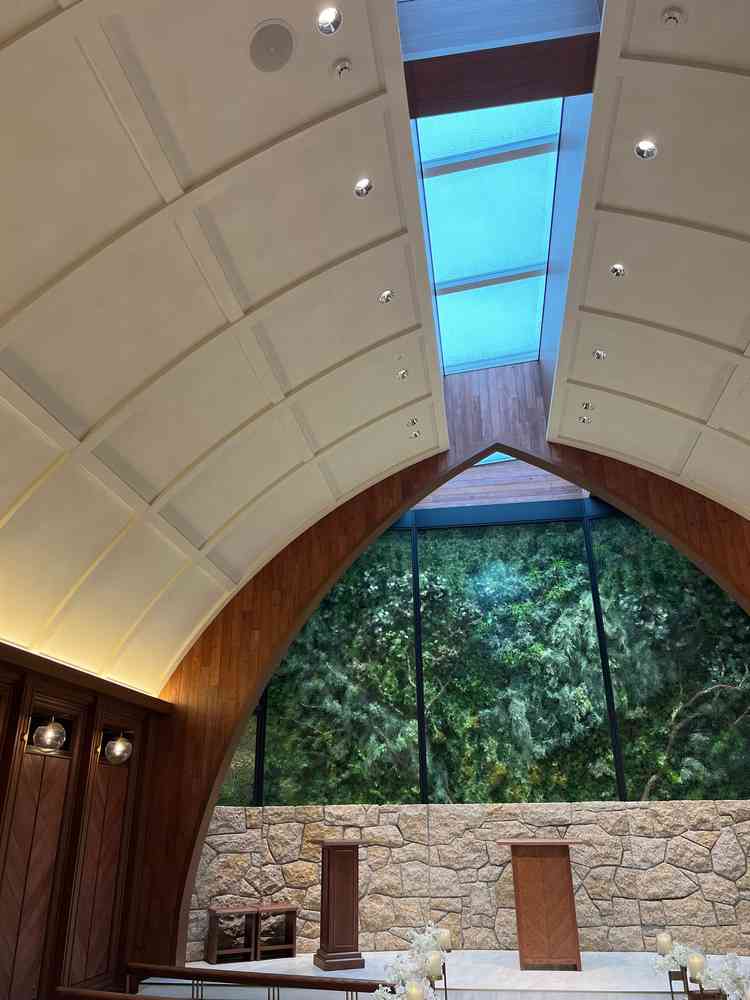 自然光が入るチャペル