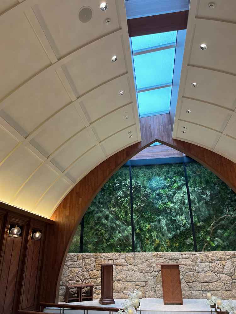 自然光が入るチャペル