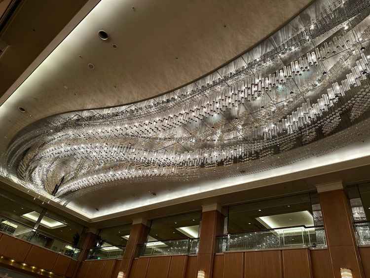 ロビーから見える吹抜けのシャンデリアが天の川をイメージして作られているとの事で、とても素敵でした。