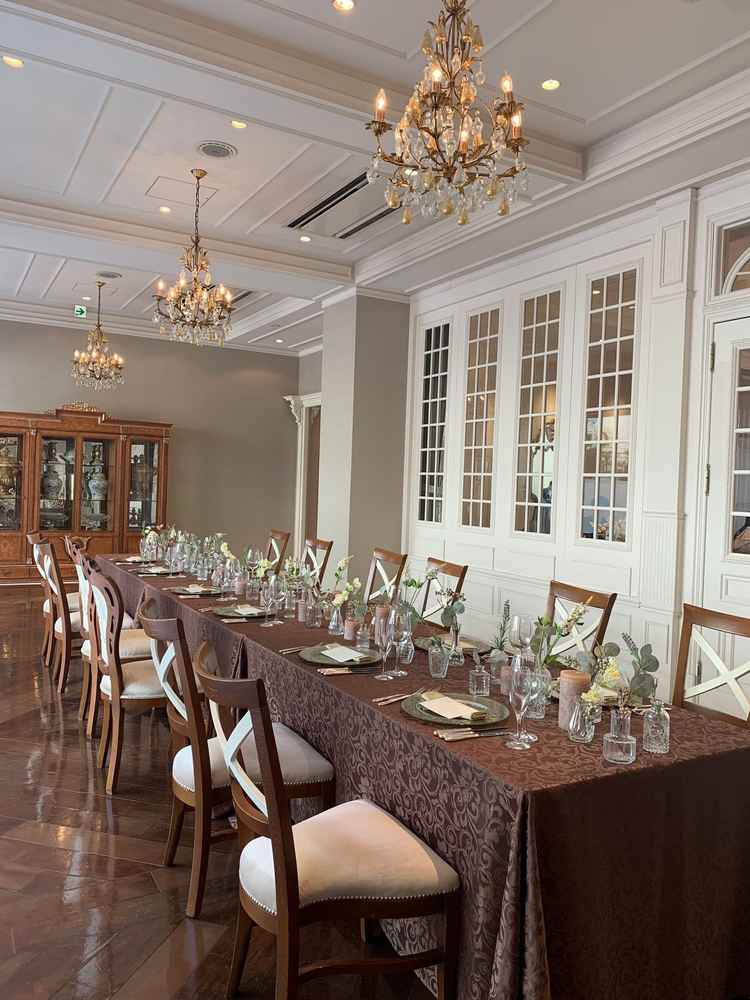 この中に大きな披露宴会場もあるが、写真の通り少人数の会食に適したテーブル配置も可能なスペースもあった