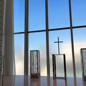 チャペル見学。最上階にある自然光を活かした空間作りでした。