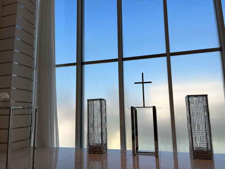 チャペル見学。最上階にある自然光を活かした空間作りでした。