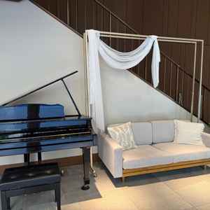 演奏用のピアノや、新郎新婦2人で座るソファなど様々な備用意があり、自分たちのやりたいことを叶えられる