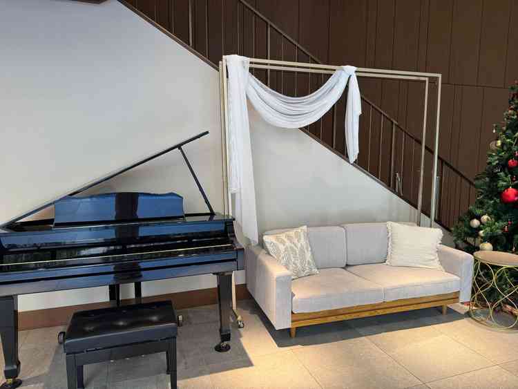 演奏用のピアノや、新郎新婦2人で座るソファなど様々な備用意があり、自分たちのやりたいことを叶えられる